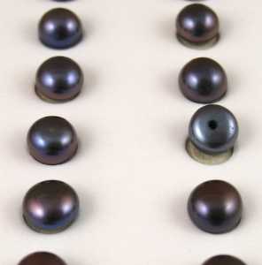 Perle coltivate fondo piatto viola scuro